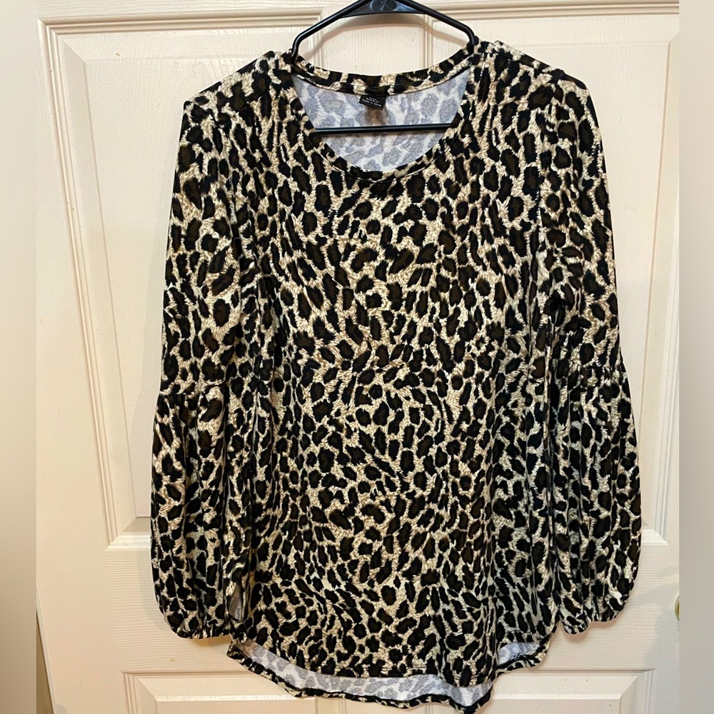3/$15 Leopard knit blouse with bishop sleeves